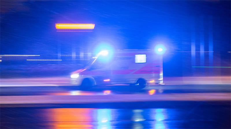 Bei einem Unfall zwischen zwei Autos stirbt eine 61 Jahre alte Frau. (Symbolbild)