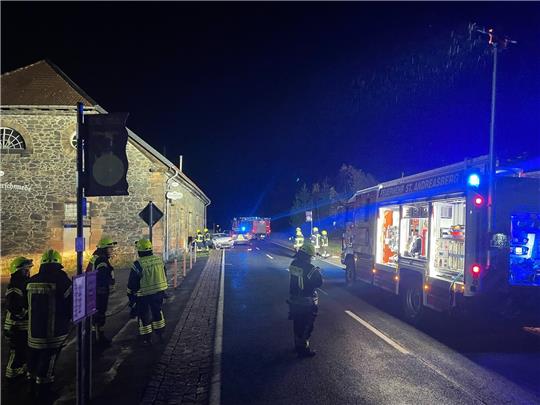 Bei einem Verkehrsunfall auf Höhe von Silberhütte fährt ein Auto gegen die Mauer eines Gebäudes. Foto: Polizei Braunlage