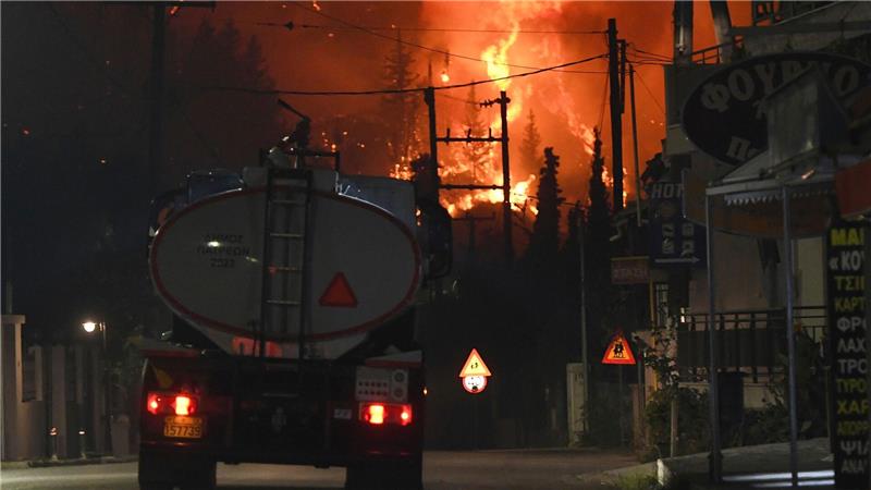 Bilder des Tages Bei einem Waldbrand im Dorf Kaminia in der Nähe von Patras in Griechenland schlagen Flammen aus einem Wald.