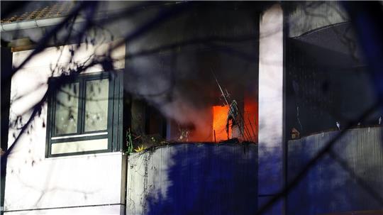 Bei einem Wohnungsbrand in Göttingen ist eine Frau lebensbedrohlich verletzt worden. 