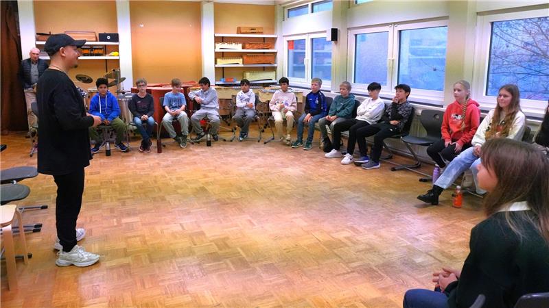 Die Sechstklässler lernen direkt vom Profi.