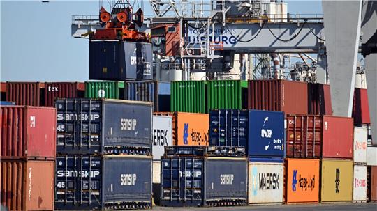 Bei einem „Zollkrieg“ würde es laut Studie die größten Produktionsrückgänge in den Sektoren mit der größten Exportabhängigkeit von den USA geben. 