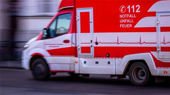 Bei einem Zusammenprall mit einem Lkw ist ein Motorradfahrer auf der B86 bei Alfhausen tödlich verunglückt. (Symbolbild)