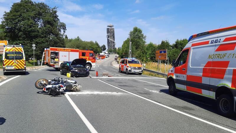Motorradunfall in Torfhaus: Rettungshubschrauber im Einsatz Bei einem Zusammenstoß im Oberharz ist ein Motorradfahrer schwer verletzt worden. Auch ein Rettungshubschrauber war im Einsatz.