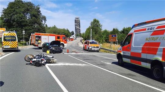 Bei einem Zusammenstoß im Oberharz ist ein Motorradfahrer schwer verletzt worden. Auch ein Rettungshubschrauber war im Einsatz.