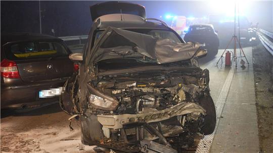 Bei einem Zusammenstoß mehrerer Autos auf der Autobahn 1 bei Wildeshausen sind fünf Menschen leicht verletzt worden.