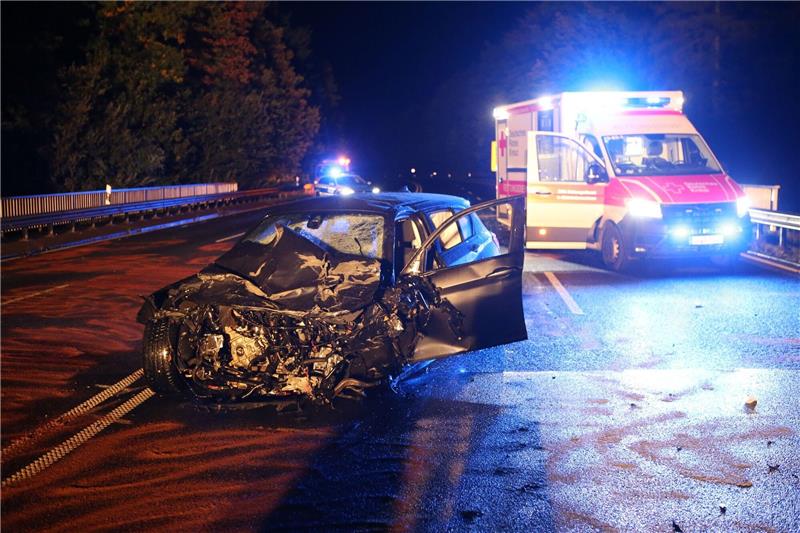 Frontalzusammenstoß auf der B27 - Mutter und Tochter tot Bei einem Zusammenstoß von zwei Autos auf der B27 bei Ebergötzen (Landkreis Göttingen) sind zwei Menschen ums Leben gekommen.