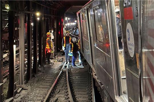 Bei einem Zusammenstoß zweier U-Bahnen in New York sind mindestens 24 Menschen verletzt worden.
