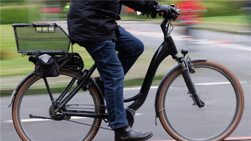 Bei einem Zusammenstoß zwischen einem Auto und einem Pedelec-Fahrer in Schüttorf wurde ein 75-jähriger Mann schwer verletzt. (Symbolbild)