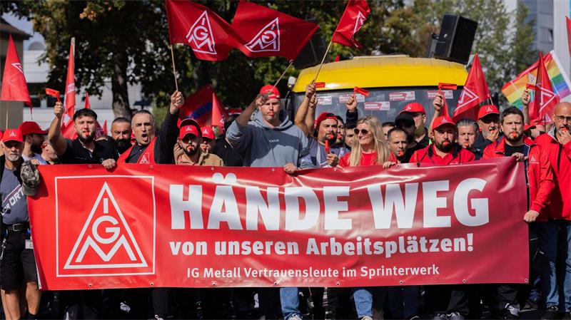 IG Metall will fünf Prozent mehr Lohn für Metallbeschäftigte Bei einem bundesweiten Aktionstag hatte die IG Metall rund 175.000 Beschäftigte der Automobilindustrie mobilisiert. (Archivbild)