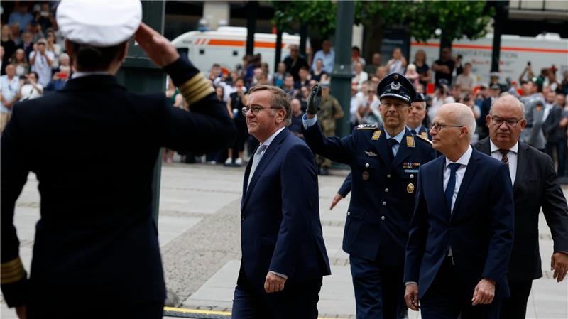 Pistorius: Bundeswehr gehört in Mitte der Gesellschaft Bei einem feierlichen Beförderungsappell auf dem Hamburger Rathausmarkt dankt Verteidigungsminister Pistorius den Veteranen der Bundeswehr.