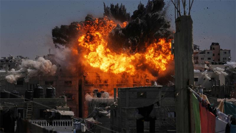 Bei einem israelischen Luftangriff in Gaza kommt es zu einer Explosion mit einem riesigen Feuerball.