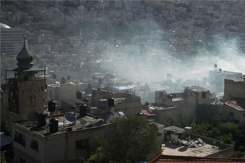 Drei Palästinenser bei Militäreinsatz Israels getötet Bei einem israelischen Militäreinsatz im besetzten Westjordanland sind militante Palästinenser getötet worden. Hier steigt Rauch während einer Razzia israelischer Sicherheitskräfte in der besetzten Stadt Nablus Anfang des Monats auf.