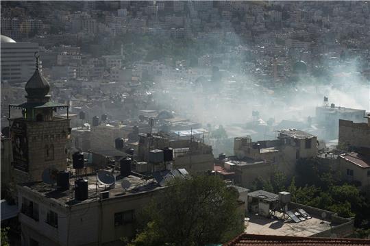 Bei einem israelischen Militäreinsatz im besetzten Westjordanland sind militante Palästinenser getötet worden. Hier steigt Rauch während einer Razzia israelischer Sicherheitskräfte in der besetzten Stadt Nablus Anfang des Monats auf.