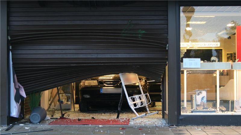Bei einem nächtlichen Einbruch raste ein Auto rückwärts in ein Juweliergeschäft. 