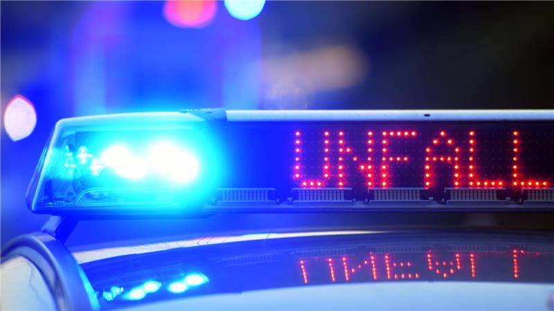 Laster kippt auf Seite - Fahrer mit 1,55 Promille am Steuer Bei einem schweren Unfall auf der A7 kippte ein Laster auf die Seite. (Symbolbild)