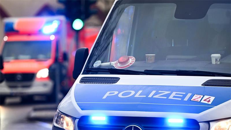 Bei einem schweren Unfall in Rhede werden vier Menschen verletzt. (Symbolbild)