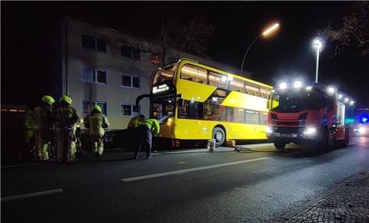 Bei einem schweren Verkehrsunfall mit einem Bus ist eine Jugendliche ums Leben gekommen.