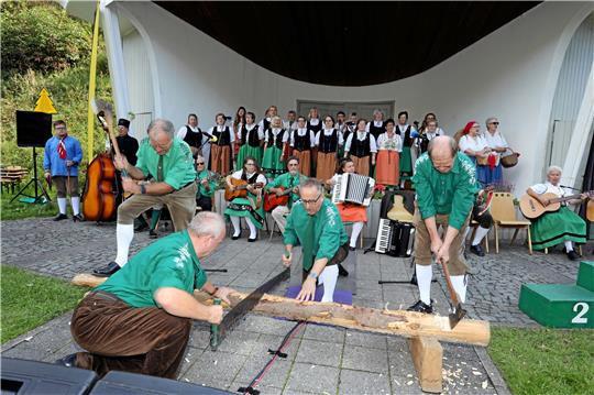 Bei einem zünftigen Heimatnachmittag werden auch die traditionellen Harzer Berufe vorgestellt – und besonders typisch für den Harz ist natürlich der Waldarbeiter. Fotos: Neuendorf