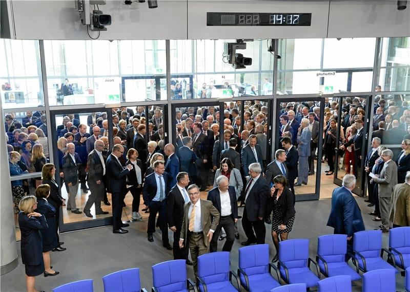 Bei einer Abstimmung per „Hammelsprung“ müssen die Parlamentarier den Sitzungssaal zunächst verlassen, um dann durch die mit „Ja“, „Nein“ und „Enthaltung“ gekennzeichneten Türen zurückzukehren.  Foto: Dt. Bundestag/Achim Melde