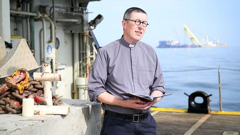 Gesunkener Frachter „Verity“ vom Meeresgrund geborgen Bei einer Andacht in der Nähe des Wracks des gesunkenen Frachters „Verity“ erinnert ein Diakon der Seemannsmission an die Toten und Vermissten. Zehn Monate nach dem tödlichen Zusammenstoß zweier Schiffe wurde das letzte große Wrackteil vom Meeresgrund geholt.