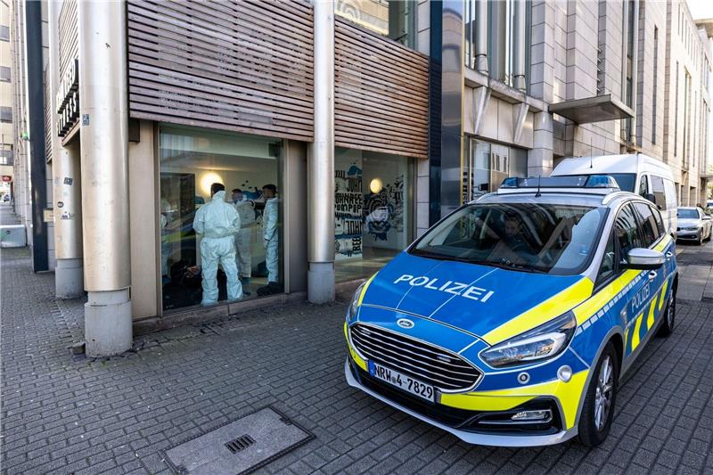 Duisburg: Polizei fahndet weiter nach Angreifer Bei einer Attacke in einem Fitnessstudio in der Duisburger Innenstadt sind mehrere Personen schwer verletzt worden.