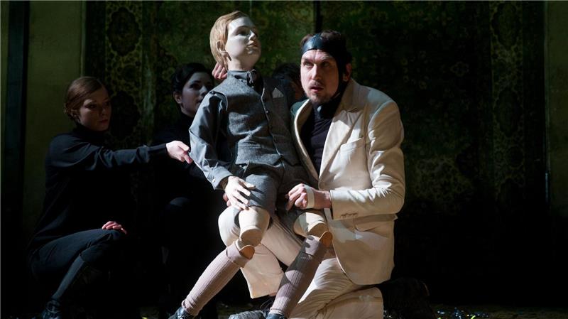 Bei einer Aufführung von „Richard III.“ an der Schaubühne Berlin rutscht dem Schauspieler Lars Eidinger ein Degen aus der Hand, eine Zuschauerin wird leicht verletzt. (Archivbild)