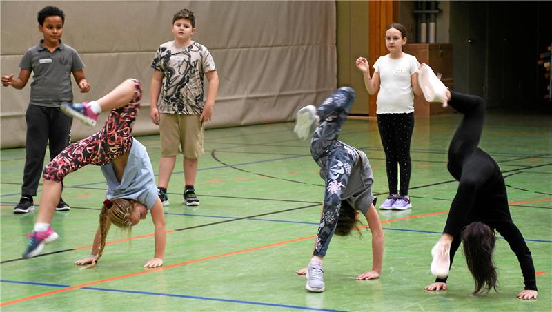 Hip-Hop und Breakdance: Langelsheimer Grundschule in Bewegung Kinder machen eine Tanzbewegung