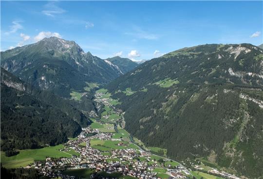 Bei einer Bergtour in den Zillertaler Alpen an der Grenze zwischen Österreich und Italien ist eine Frau verunglückt.