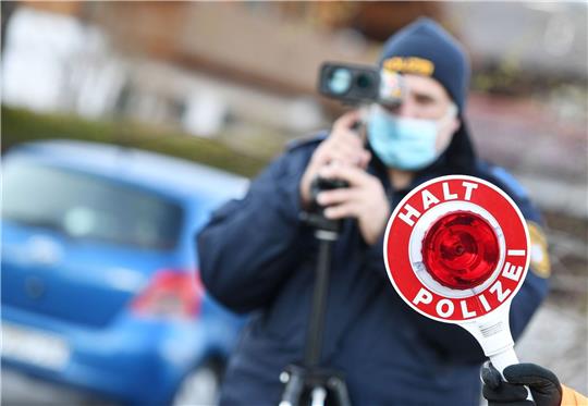 Bei einer Blitz-Kontrollaktion achtet die Polizei verstärkt auf Raser und möchte für die Sicherheit im Verkehr sensibilisieren.