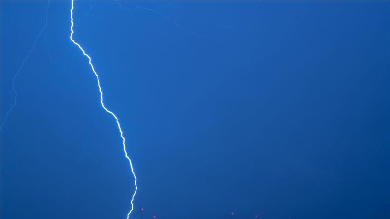 Bei einer Demo für Ex-Präsident Jair Bolsonaro trifft ein Blitz zahlreiche Menschen in Brasília. (Archivbild)