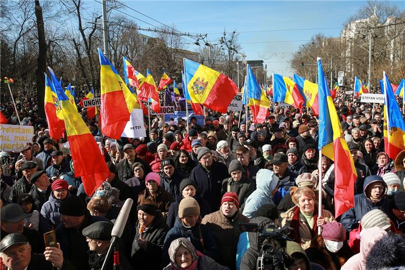 Russland will Westkurs Moldaus stoppen Bei einer Demonstration gegen die Regierung in Chisinau schwenken Menschen moldauische Flaggen.