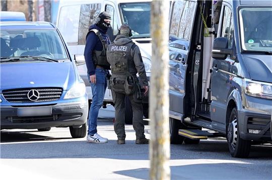 Bei einer Durchsuchung im baden-württembergischen Reutlingen wurde ein Beamter eines Spezialeinsatzkommandos (SEK) durch einen Schuss verletzt.