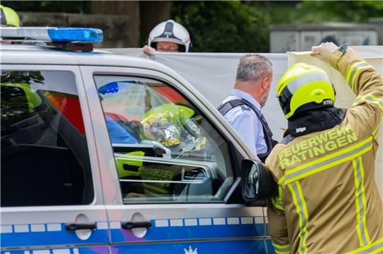 Bei einer Explosion in einem Hochhaus in Ratingen wurden mehrere Menschen verletzt - darunter auch Einsatzkräfte der Feuerwehr und der Polizei.