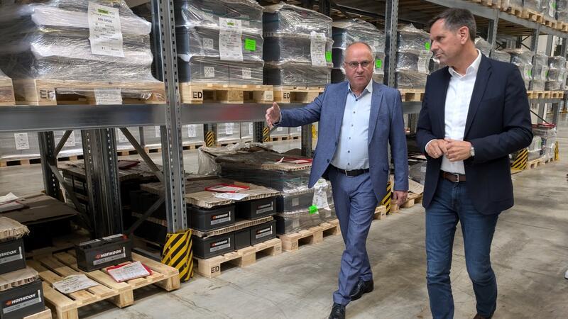 Olaf Lies besucht Akkuteam Energietechnik in Seesen Bei einer Führung durch das Werk erklärt Norbert Engel (l.) Niedersachsens Wirtschaftsminister Olaf Lies, wie Akkuteam arbeitet.