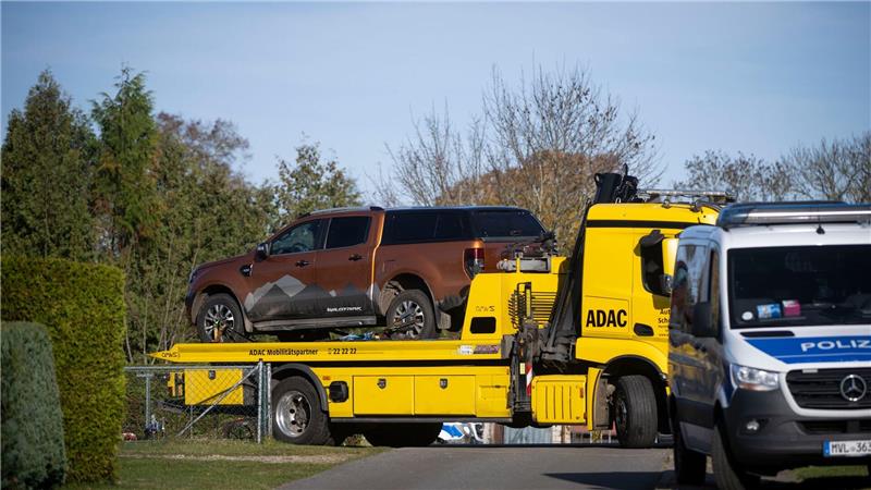 Bei einer Hausdurchsuchung im Fall des am 10. Oktober getöteten achtjährigen Fabian aus Güstrow beschlagnahmen die Ermittler einen Geländewagen.