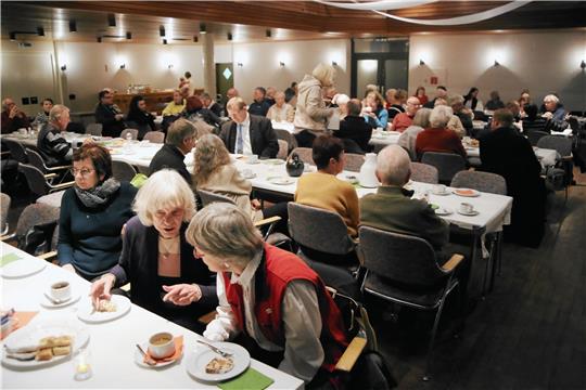 Bei einer Kaffeetafel-Runde veranstaltet der Bergstadtverein seinen Neujahrsempfang, bei dem Armin Asselmeyer auf Einladung von Vorsitzender Brigitte Rieger sein Projekt „Alter Bahnhof“ vorstellt.