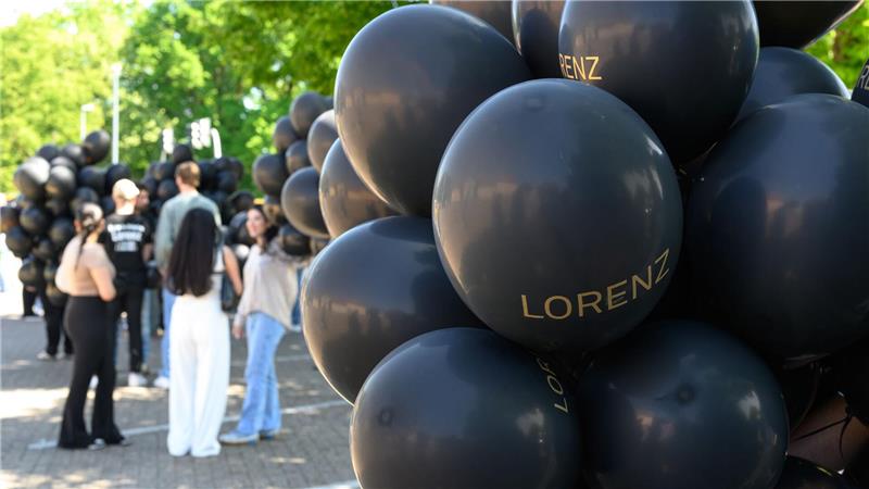 Bei einer Kundgebung für den von der Polizei erschossenen Lorenz steigen schwarze Ballons mit seinem Namen auf. 