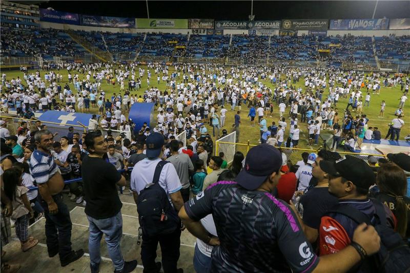 Bei einer Massenpanik im Cuscatlan-Stadion in El Salvador sind mindestens zwölf Menschen ums Leben gekommen.