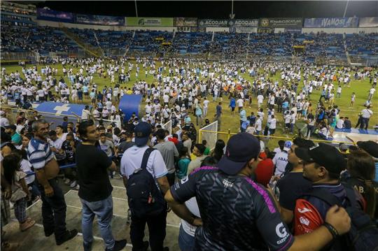 Bei einer Massenpanik im Cuscatlan-Stadion in El Salvador sind mindestens zwölf Menschen ums Leben gekommen.