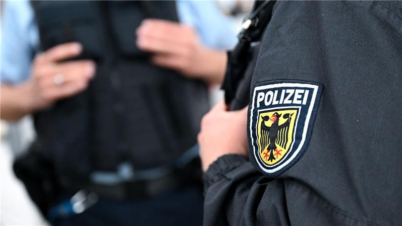 Bei einer Razzia durchsuchten Beamte mehrere Objekte in Hessen und Niederbayern. (Symbolbild)