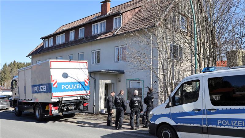 Bei einer Razzia entdecken die Polizisten eine Cannabisplantage in der Bauhofstraße.