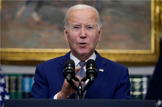 Bei einer Rede in San Francisco an der Westküste bezeichnete Biden den Kremlchef laut mit ihm reisender Pressevertreter als einen «verrückten SOB»
