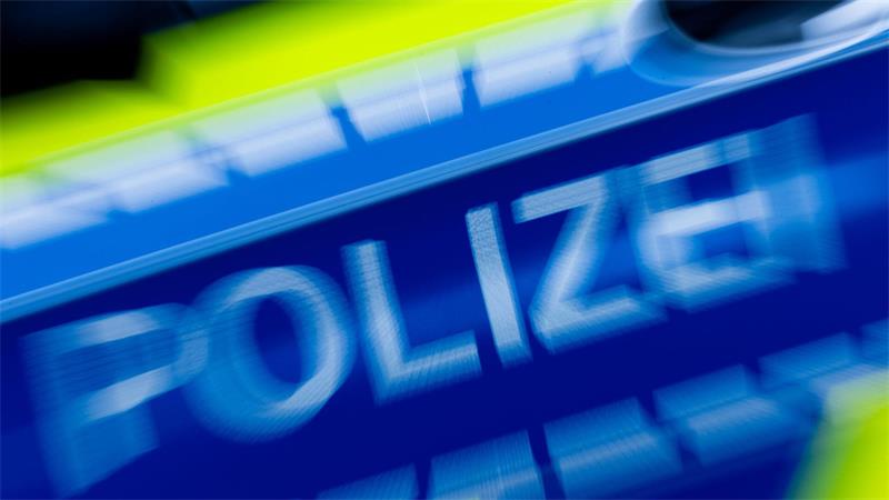 Bei einer Routinekontrolle entdeckten Polizisten in Osnabrück mehrere Waffen in einem Auto. (Symbolbild)