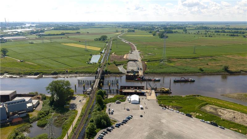 Bauarbeiten für neue Eisenbahnbrücke über Hunte beginnen Bei einer Schiffskollision 2024 wurde die Bestandsbrücke irreparabel beschädigt.