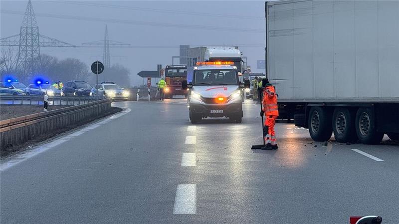Bei einer Serie von Unfällen auf eisglatter Straße ist auf der Autobahn 3 bei Regensburg mindestens ein Mensch gestorben. 