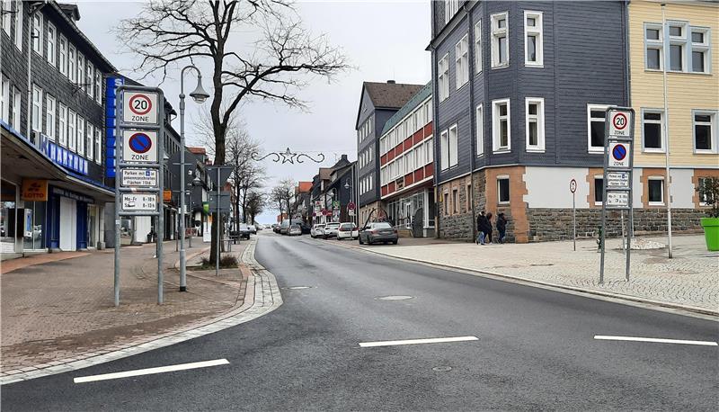 Alte Schilder nicht rechtens: Auf Clausthaler Roe gilt nun Tempo 20 Bei einer Überprüfung der Schilder stellt sich heraus, dass die Tempo-10-Schilder auf der Roe nicht rechtens sind. Sie werden gegen Tempo-20-Schilder ausgetauscht.