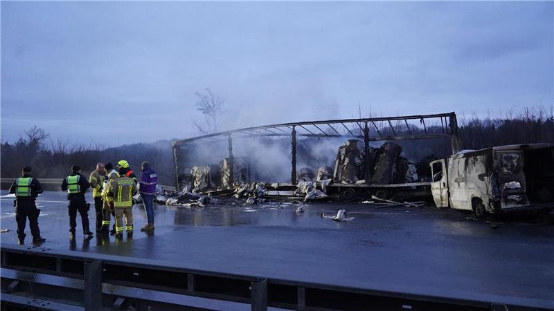 Drei Tote und elf Verletzte bei Unfallserie auf der A44 Bei einer Unfallserie auf der A44 geriet ein mit Papier beladener Sattelauflieger in Brand.