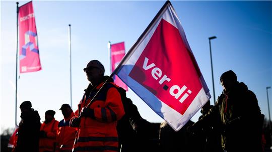 Bei einer Verdi-Kundgebung in Hannover gingen rund 400 Beschäftige auf die Straße. 