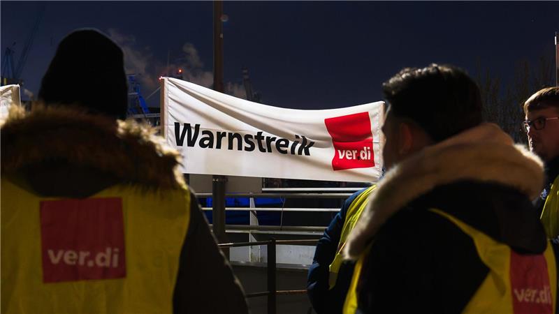 Bei einer Verdi-Kundgebung vor dem Emder Hafentor versammelten sich nach Gewerkschaftsangaben rund 350 Beschäftigte. (Symbolbild)